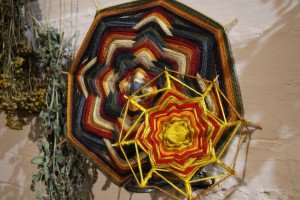 Экологический мастер-класс «Солнце в подарок-плетение оберега из нитей»
